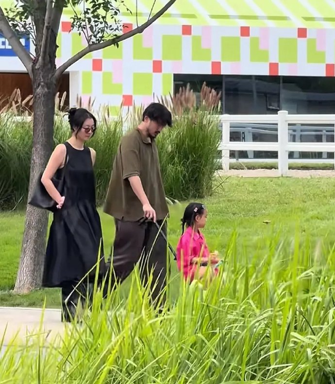 齐溪一家阿那亚度假，王传君打扮引关注，四岁女儿个子好高！​​​