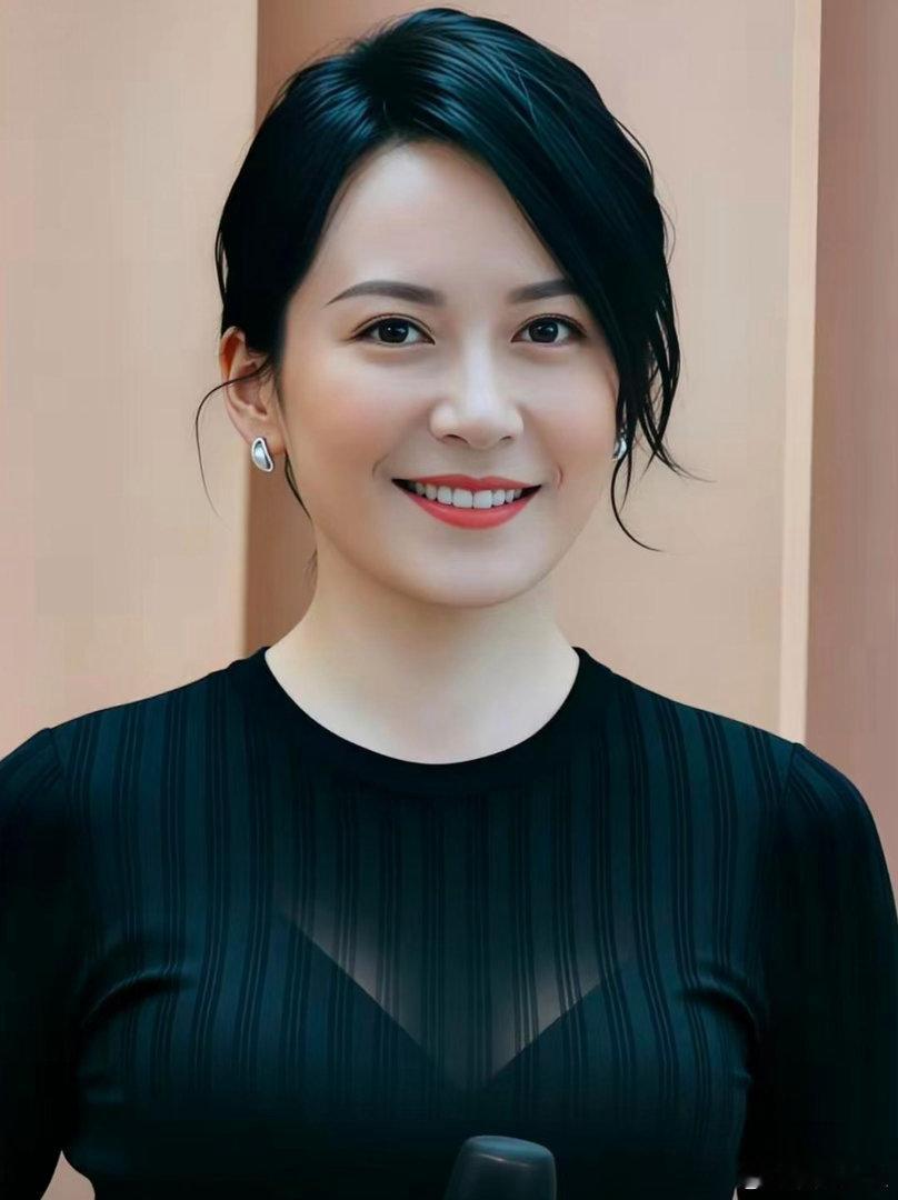 1971年出生的俞飞鸿，北电科班出身，清冷疏离的独特气质，氛围感浑然天成