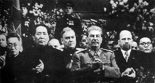 1952年10月，美军猛攻上甘岭，黑压压的一片压了上来。这时，16岁战士唐章洪突