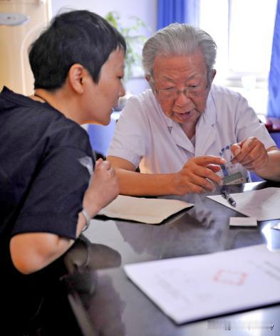 有个年轻人走进医院，向医生询问怎样才能活到100岁。医生问他：你经常喝酒吗？年轻