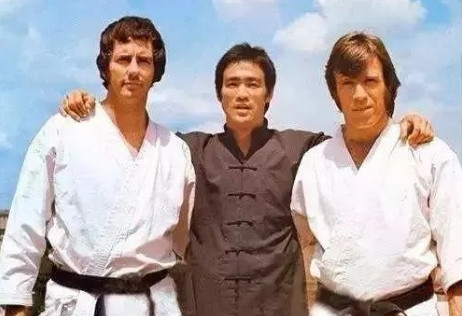 那年，史泰龙挑战李小龙，常年练习拳击和健身的他，以为李小龙根本不经打，两人一场大