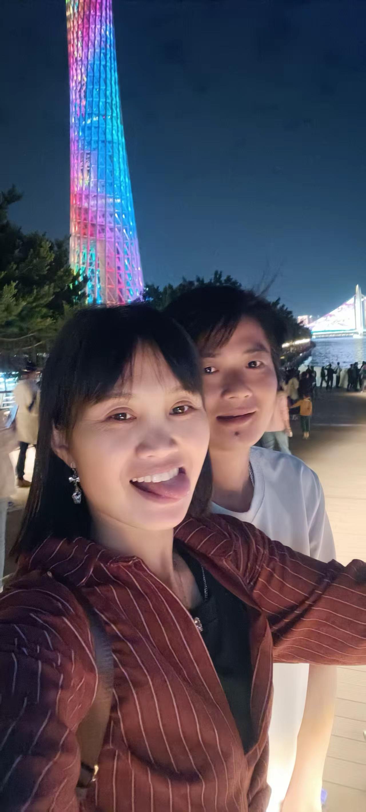 今天和表姐们逛逛海心沙，后来她们去天河城，我们俩就在看灯光节了🤭🤭