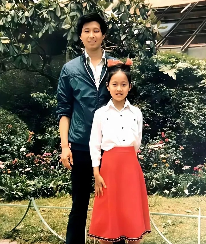 偶然翻到这张1985年的老照片，9岁她和父亲依偎的模样太可爱了！怪不得小姑娘长的