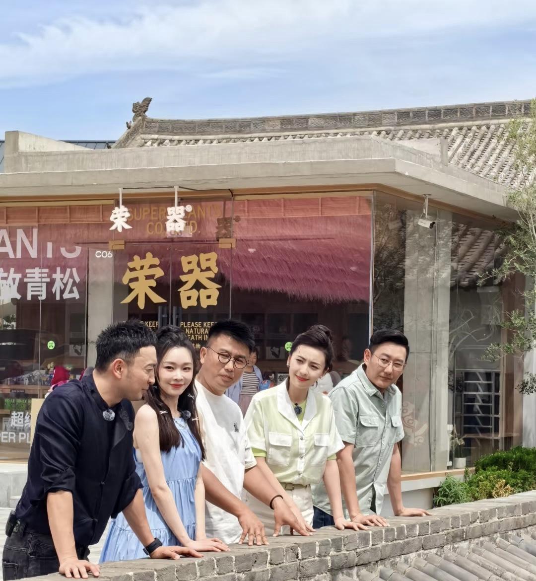 洛阳邂逅宋轶尼格买提！甜美互动太吸睛，星芒闪耀应天门洛阳应天门迎来了一场别开生