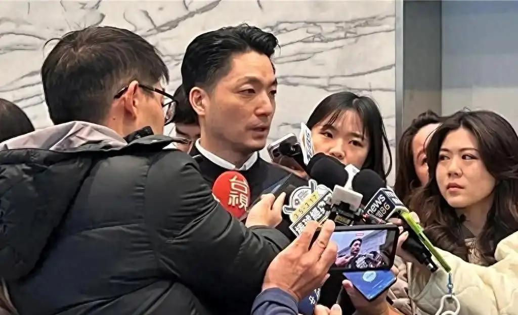 蒋万安再次否认自己是中国人！蒋万安10月9日上午接受唐湘龙专访时，唐湘龙问到，“