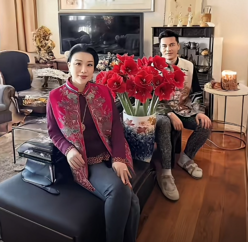 香港影星吕良伟夫妻在自家豪宅客厅合照着上去是很有夫妻相，谈起当初是怎样相识的，
