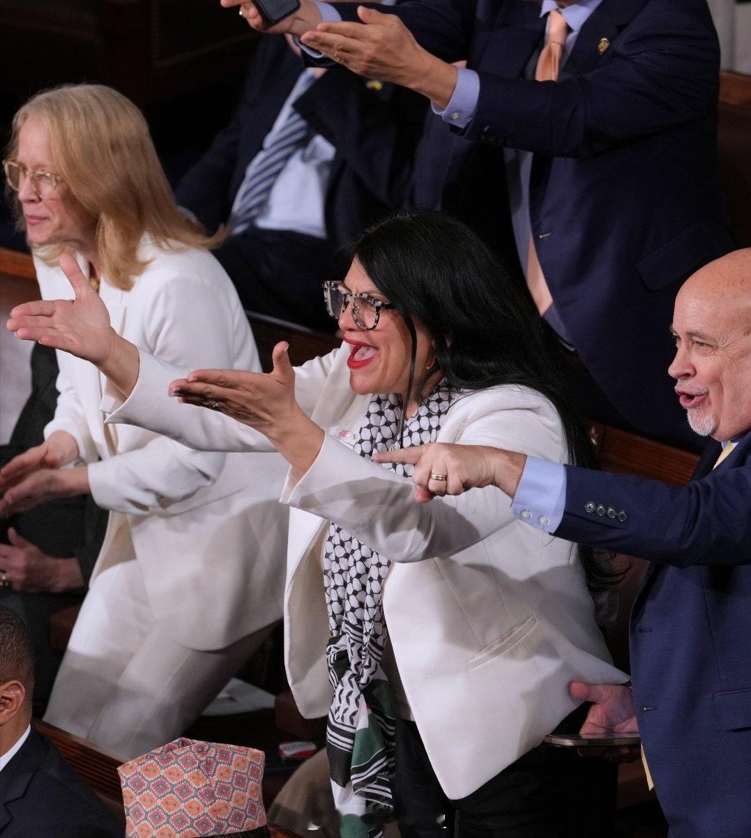 这场面火爆之极，特朗普在国情咨文中呼吁禁止国会议员进行内幕交易，没想到，日裔众议