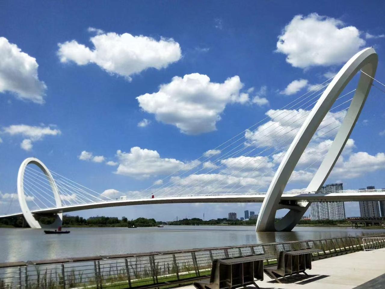 有网友建议，已经冠名12年的南京眼，应该换个名称了。主要观点是2014年，世界