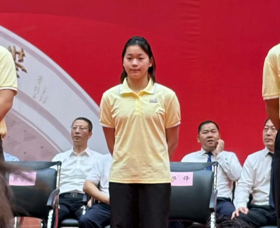 全红婵开学了，参加新生典礼，长高了，身体完全长开了，曾经瘦瘦小小的，现在也有了