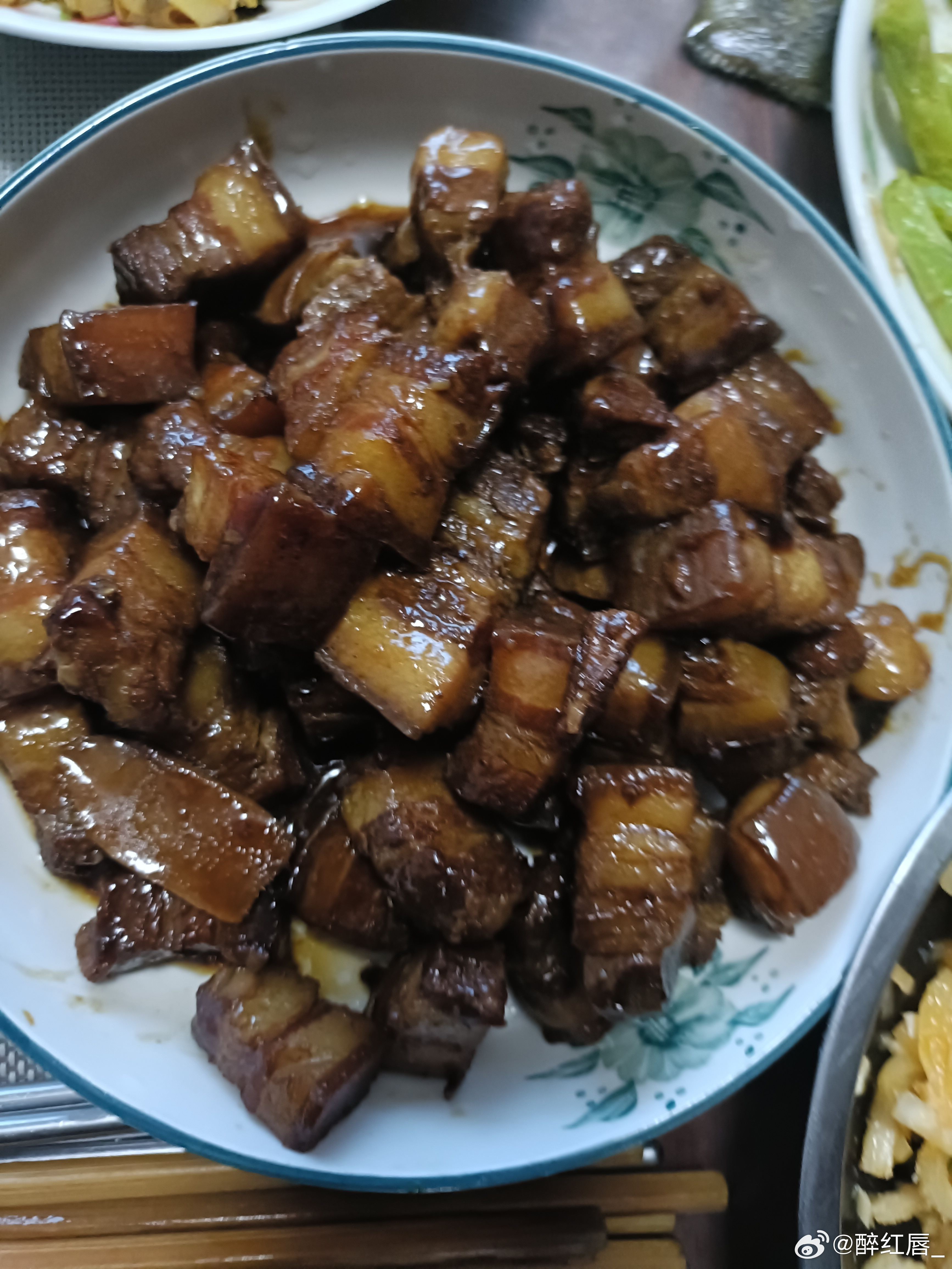 人间烟火气，美食最治愈。一碗🥣鸡汤，一点水果🥗，就让人幸福满满。有一个会做饭