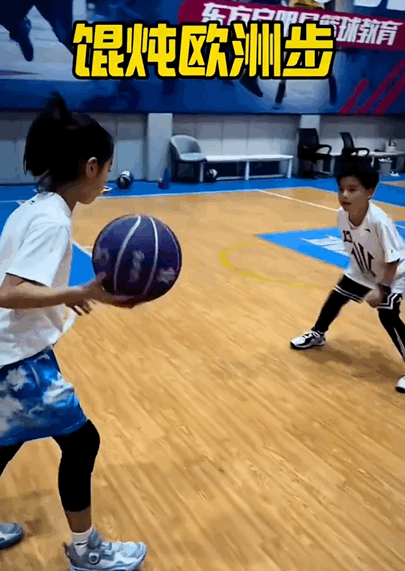 杨毅：少看点湖人比赛。女孩：詹姆斯不算走步那我还能走步啊。不得不说这个小女孩