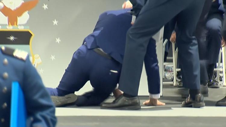 特朗普摔倒了，可先被特勤人员一把拽走、火速撤离的，是副总统万斯！当地时间4
