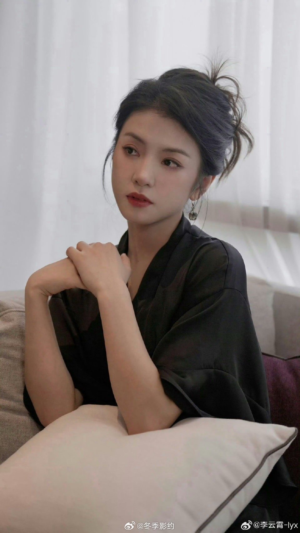 原来这些都是李云霄李云霄的燕子娘演得太有味道了，眼波流转间全是戏。下了舞台又能