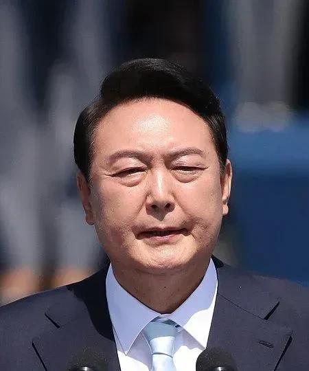 韩国总统三次拒绝警方传唤，警方着急了，再不服从就要动手啦！韩国人就是泡菜吃多了，