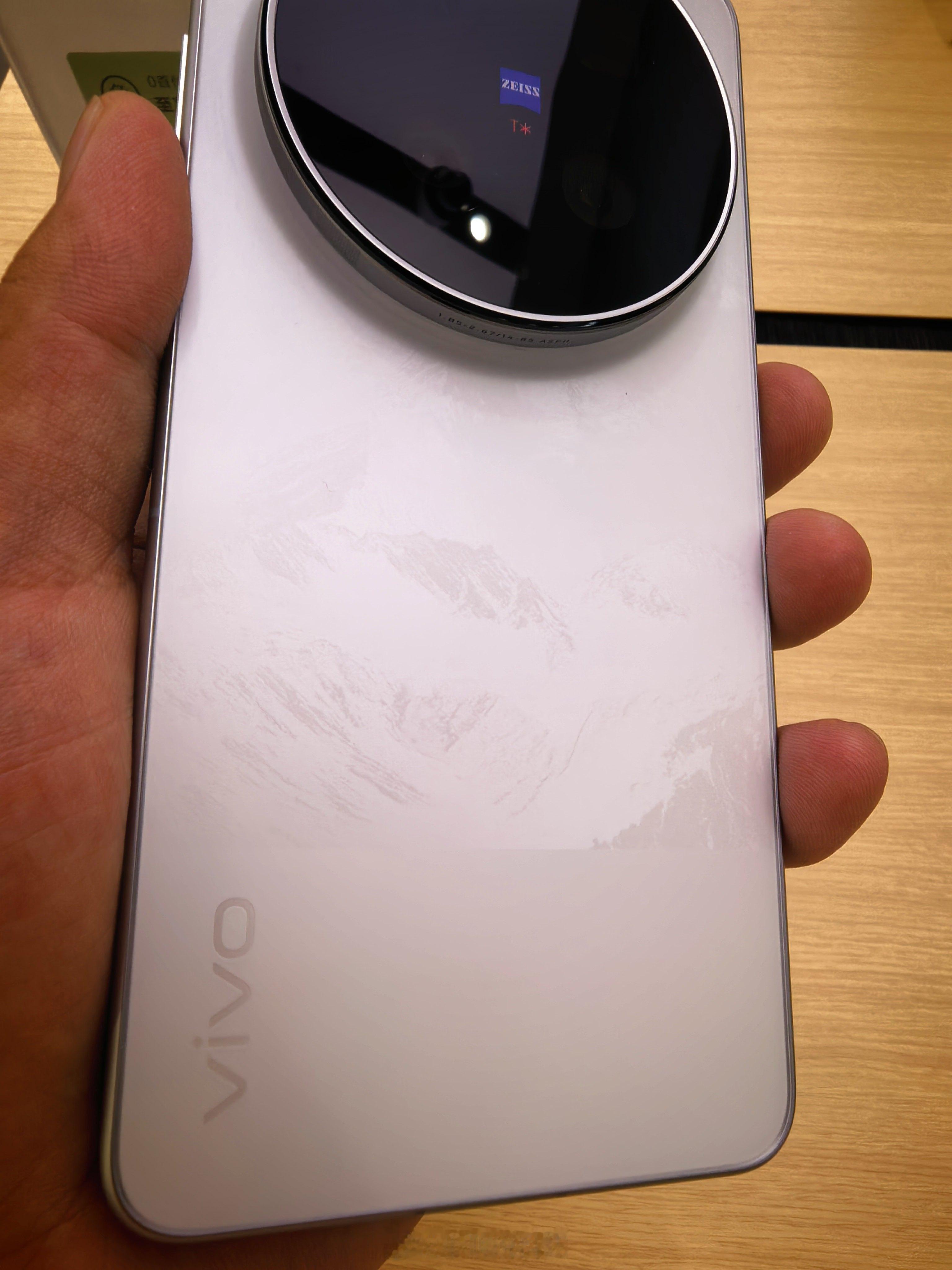 小明说科技探店路过vivo门店，顺便上手摸了下X300Ultra。我挺喜欢这个