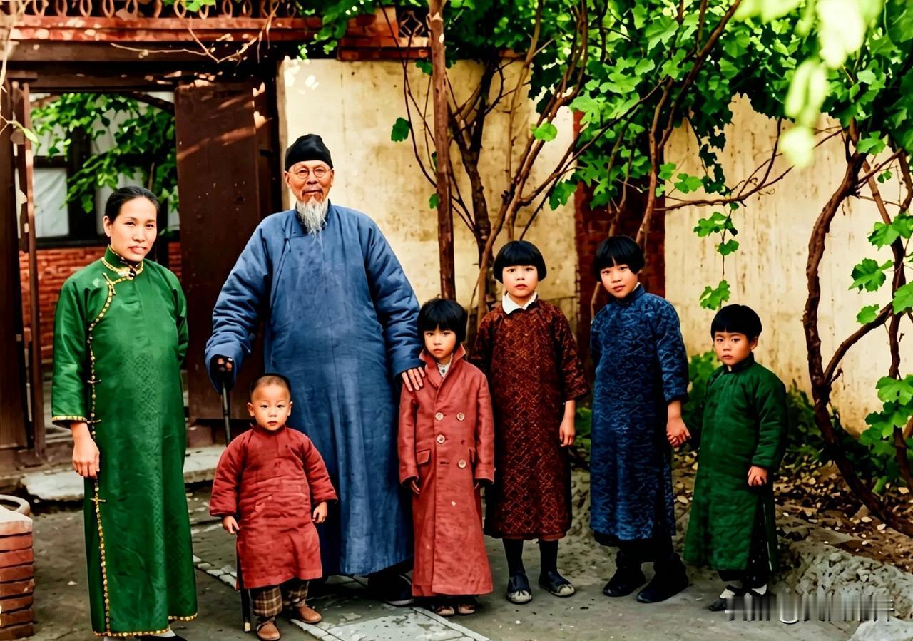 这是一张1937年的老照片，齐白石和第二任妻子胡宝珠，带着5个孩子在北平的家里拍
