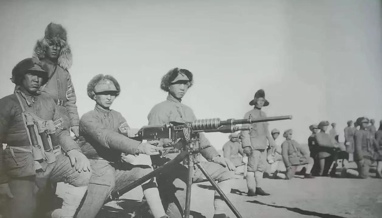 百灵庙战役中的中国军队重机枪手。1936年11月23日夜晚，月明星稀，白雪盖地，