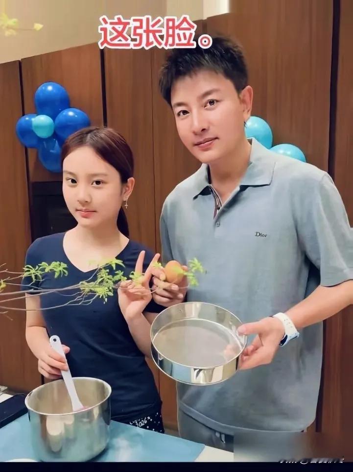 贾乃亮女儿甜馨好像他，他有这么好的女儿，虽然离了婚，女儿是自己的，还长的这么像自