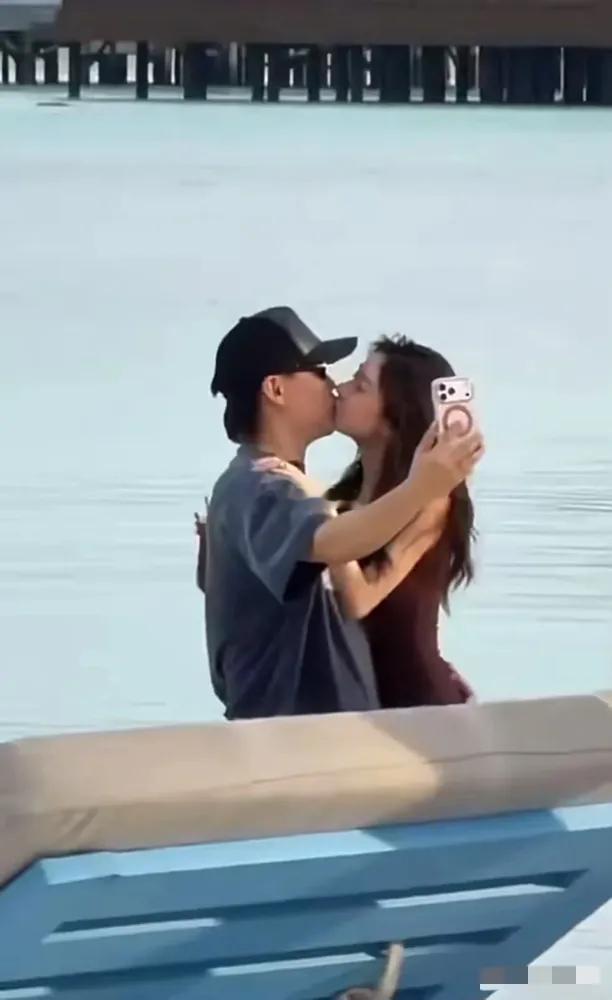 42岁胡彦斌和00后易梦玲在一起了？他们在海边亲吻，拥抱，拍照，看起来还挺般配的