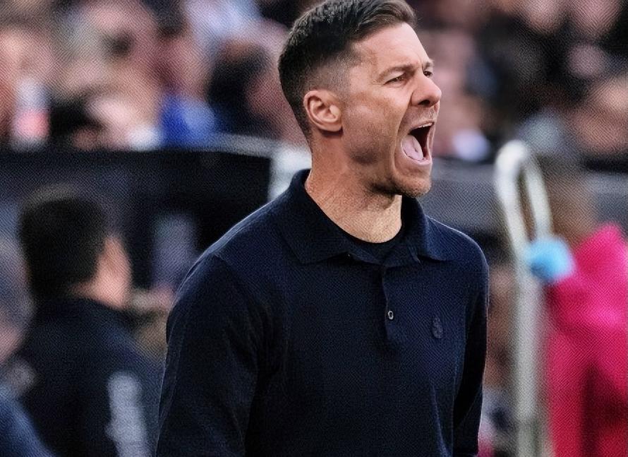 维尼修斯：索嗨，你不是说会改变战术吗？？阿隆索：全场比赛场内一黄两红+替补席一