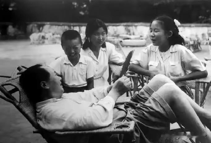 1952年香山罕见纳凉照：毛主席温柔旁听，活泼孩子藏最朴素的红色家风翻看一