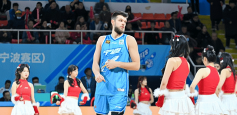 广东男篮新外援拉科塞维奇将顶替萨姆纳出战。据媒体人球圈赵探长透露，广东男篮新外援