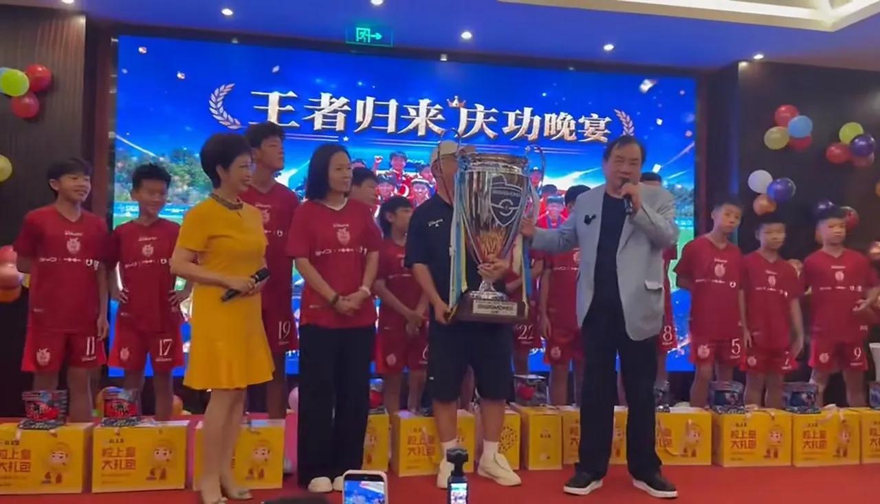 李晓华为董路率领的足球小将意大利夺冠庆功宴看得我心潮澎湃！在2026年6月2