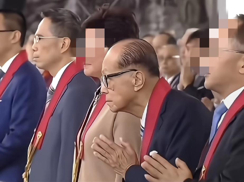 他显得格外虔诚，这是为什么呢？另外，李嘉诚今年都九十多岁高寿了，头发还是乌