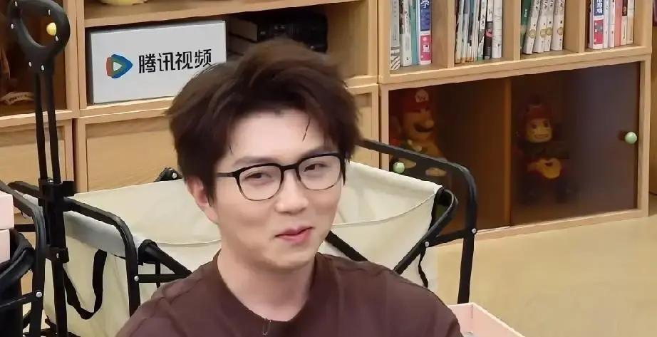 李一桐在综艺里，当着毛不易的面，直接上手演示怎么练臀。毛不易坐在旁边，听她讲