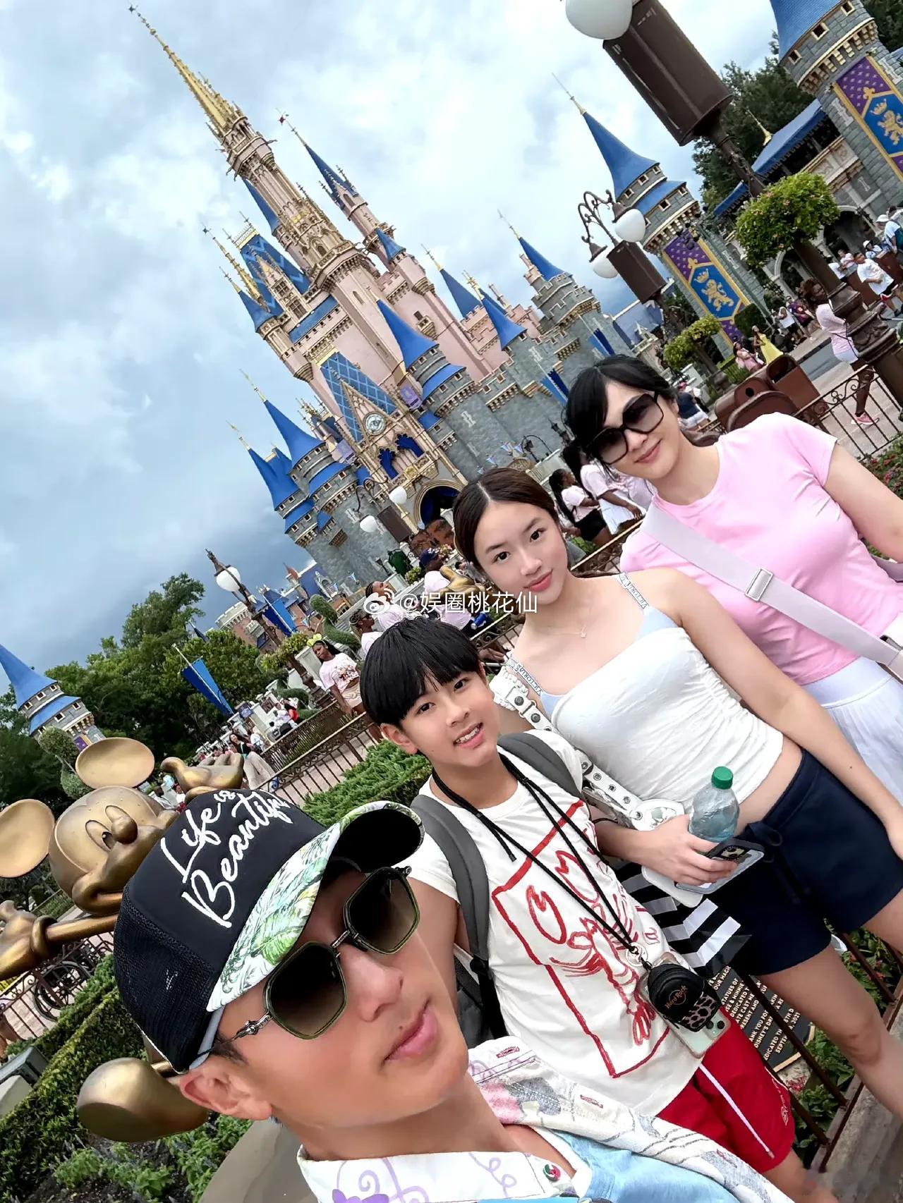 吴尊的女儿真聪明，比基尼泳衣外面套抹胸，到泳池后脱掉抹胸就可以游泳了！​​​