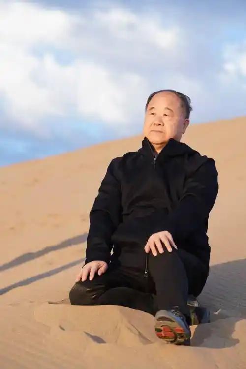 莫言在《晚熟的人》里有一段话，戳破了人性的遮羞布：​“精明的人都是铁公鸡，越有