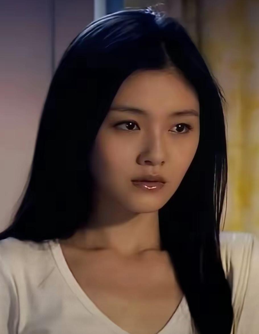 这个后妈，狠到连自己肚子里的孩子都能“排队”。马筱梅进门第一件事，是让大S的俩