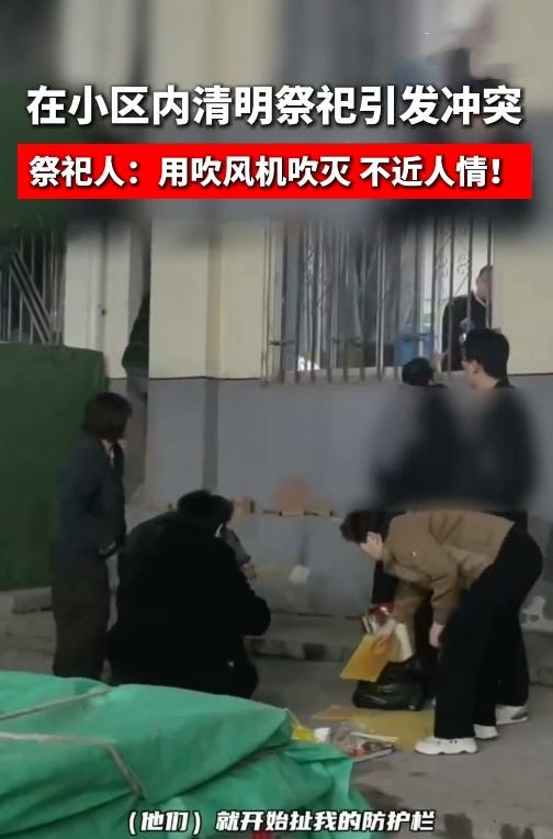 邻里矛盾爆发！就因这点事，竟动起砖头？近日，甘肃兰州一个老小区里，最近出了