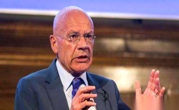 刷到那个英国教授的话，我半天没缓过神来。他说，美国之所以针对我们，是因为我们犯