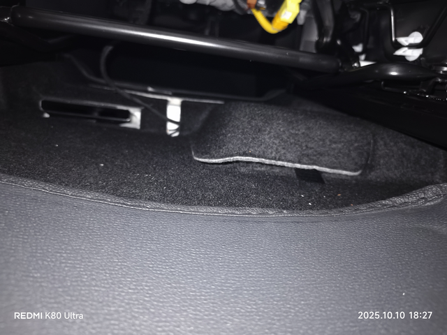 这空隙是干嘛的这打开都能摸到地板？怎么防护呢？是不是得搞个全包脚垫才行啊？