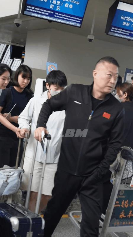 哈哈哈，工作人员小姐姐想帮忙推箱子，莎莎不用！孙颖莎今日出发澳门，机场搞笑的一