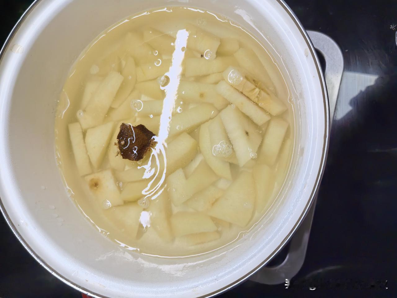 今天继续吃中药治疗咳嗽。早上起来我还是用破壁机打豆浆。今天放的有银耳百合，南