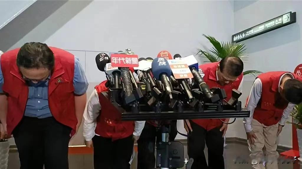 卢秀燕两度超5秒90度鞠躬，这能保证其继续当蓝营下次选举唯一人选？时隔多日，