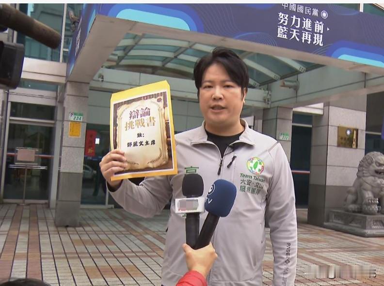 高扬凯到国民党中央党部叫嚣找郑丽文辩论民进党台北市议员拟参选人高扬凯今天（