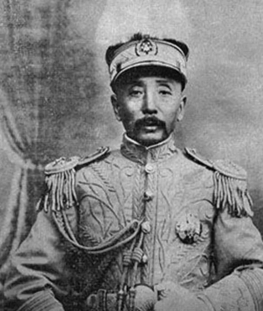 1915年，张作霖的小舅子掏枪，射碎大帅府外整条街的路灯。1915年的奉天秋