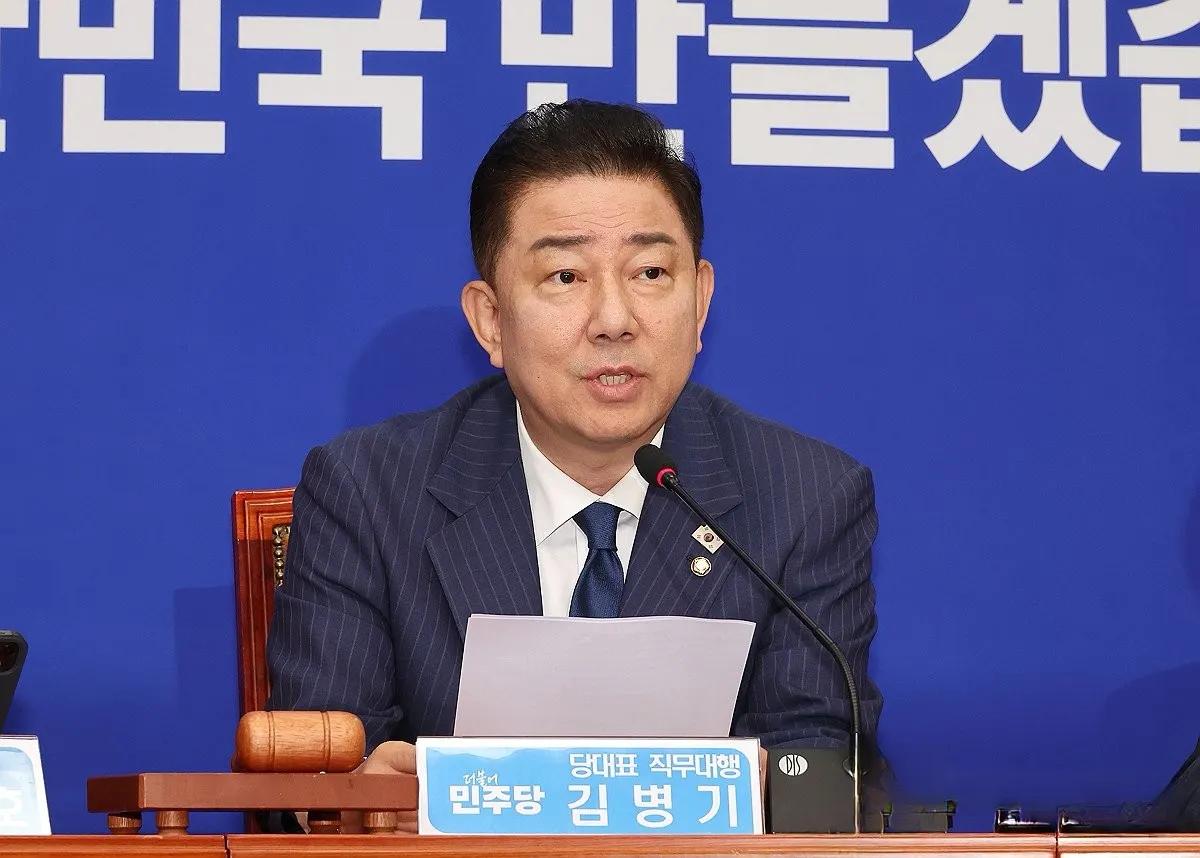 检察机关收到金民锡财产申报缺失的“举报”，立了案。民主党党鞭金炳基敦促国民力