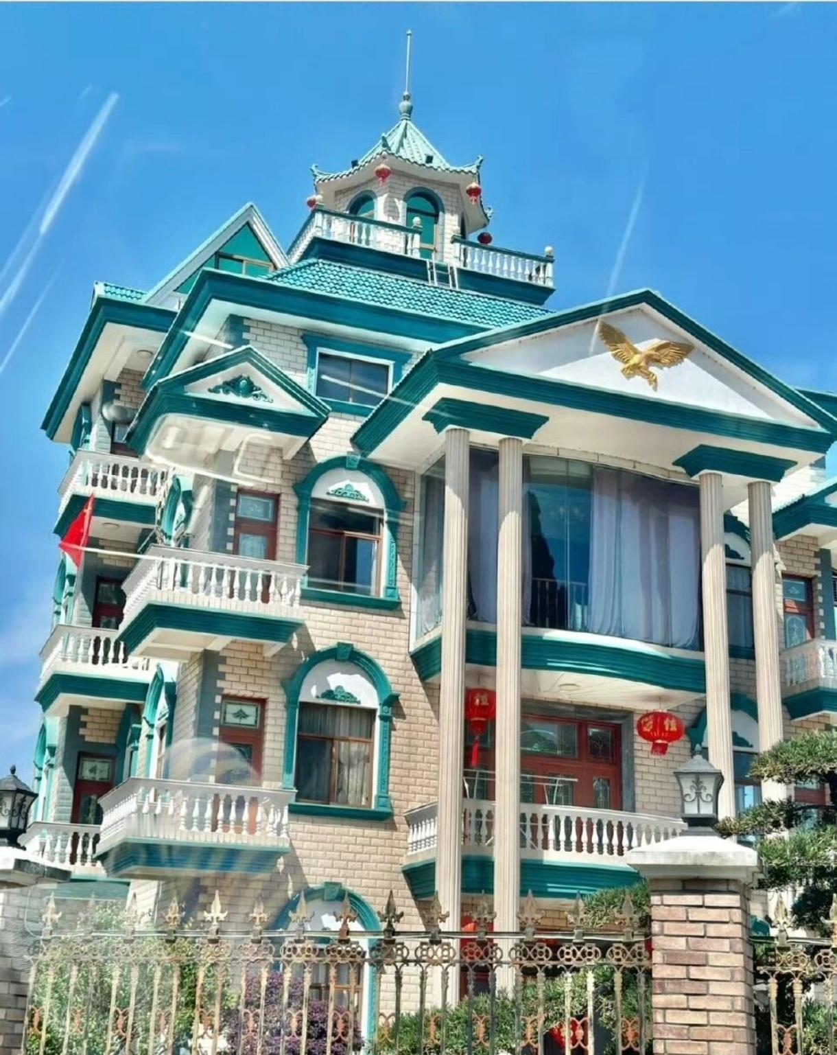 浙江农村已经先富一步，别墅相当气派。经济欣欣向荣的感觉，又大又宽，出门一看，哇，