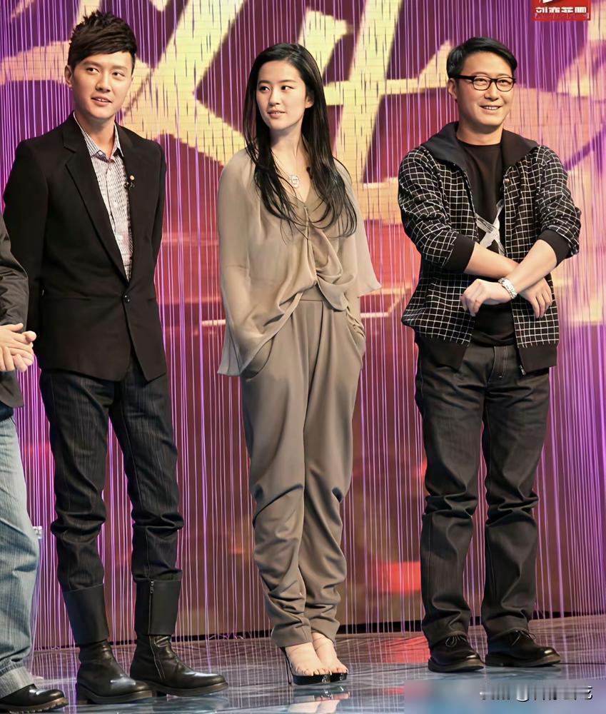 八年，够一部手机从诞生到淘汰。海南电影节红毯上，黎明和冯绍峰并肩。一个58岁