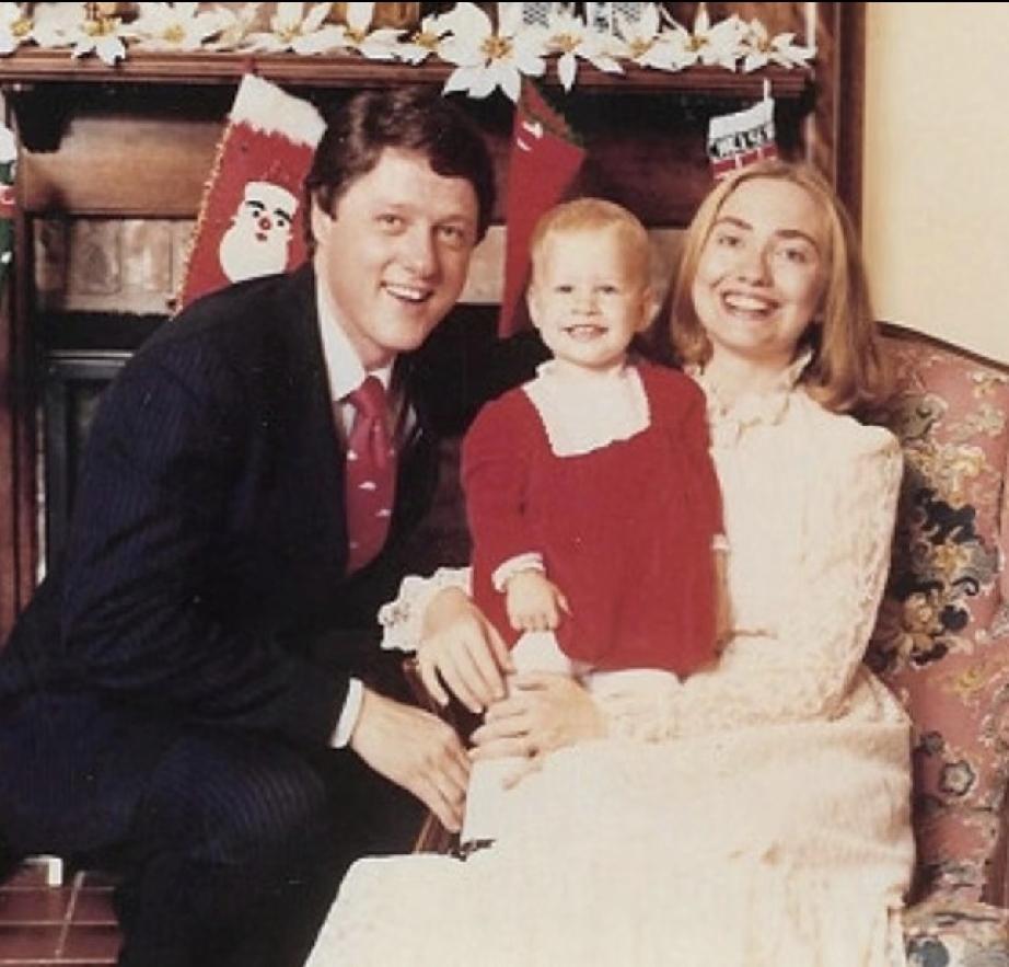 投胎是门技术活。克林顿和希拉里把的小小的切尔西捧在手心里，被爱包围着的切尔西是