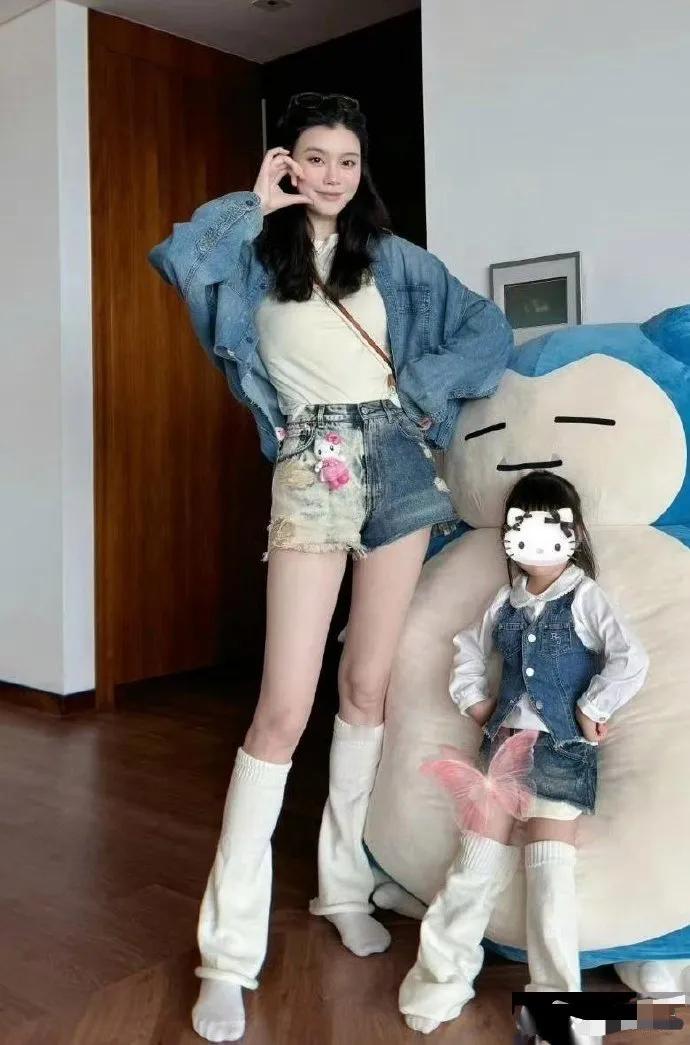 奚梦瑶女儿完美遗传妈妈的长腿基因，小小年纪就展现出优越的身材比例，小腿线条修长惹