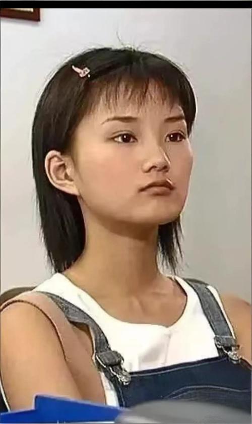 2025年10月15日，演员馨子（曾饰《红苹果乐园》萧晴）回应“不拍戏”热搜，直