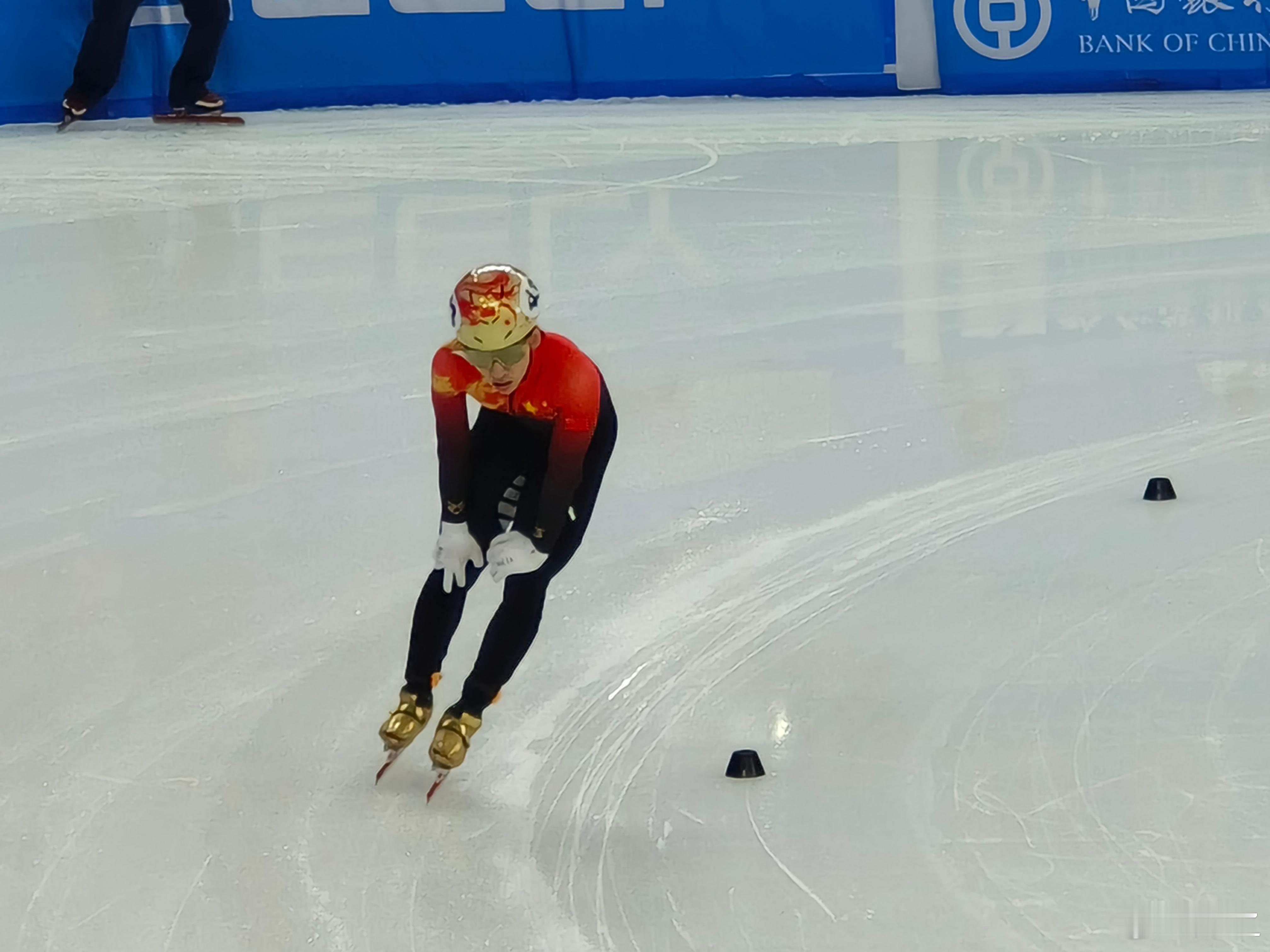 500米亚冬会短道速滑预赛林孝埈这组又有卡塔尔小哥马苏德，还有马来西亚的宾