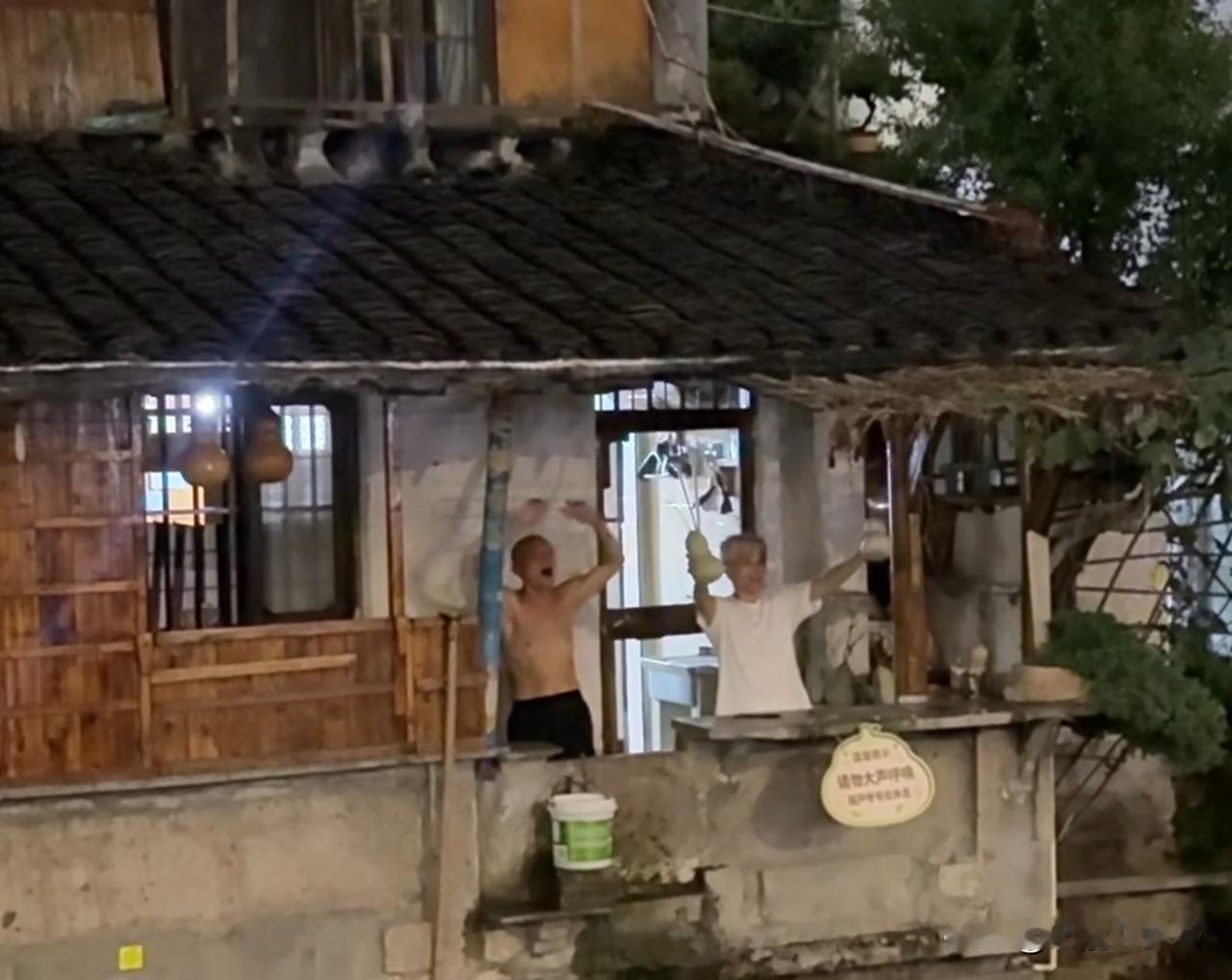 “葫芦娃爷爷”亲手剪掉7个葫芦，原因令人心疼。75岁的陈金敖爷爷，把藤上挂了