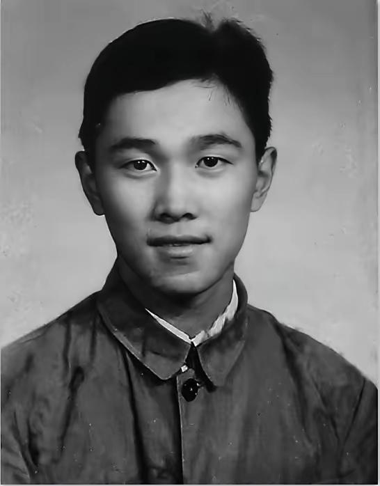 抗战时，一汉奸夜审地下党，拷打一半时忽发现，对方竟是自家亲戚1939年11