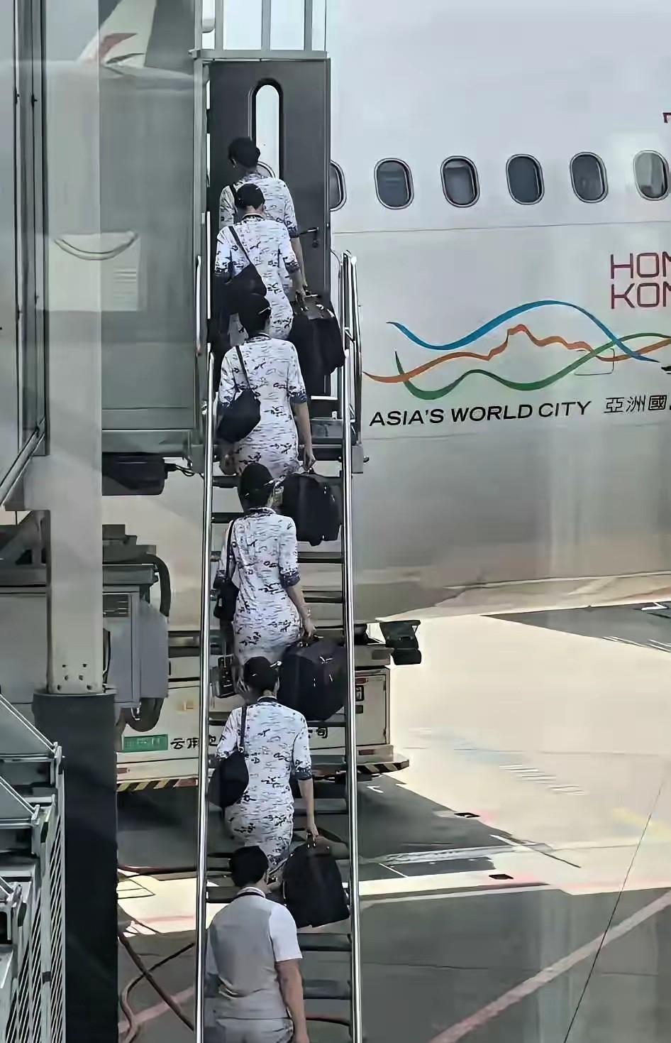 你能看出来这是哪家航空公司的空姐吗？衣服真漂亮呀，不过颜值也个个都很惊艳，不知道
